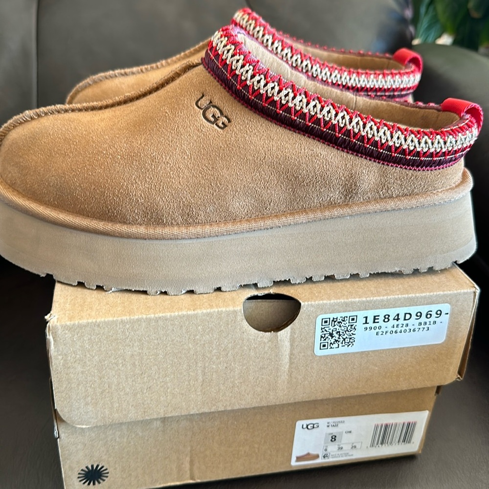 Ugg Tazz slippers size 8 Chestnut
